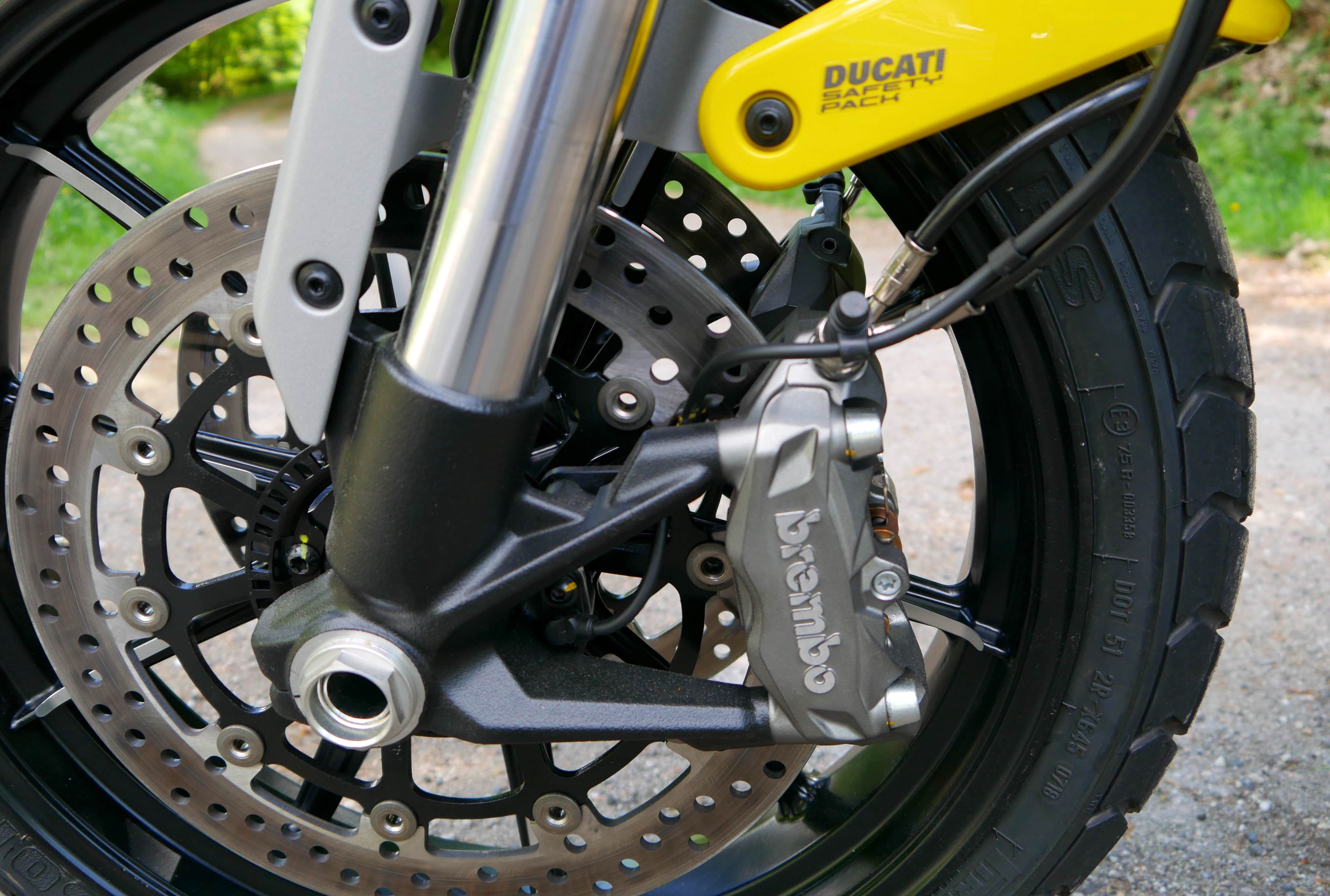 Das Ducati Safety Pack aus 320er Scheiben, Brembo M4.32 Sätteln und Bosch Kurven-ABS lässt keine Wünsche offen.