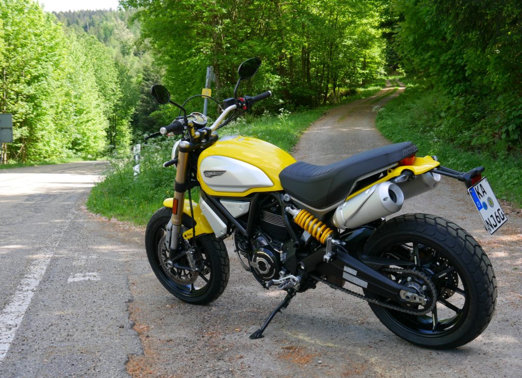 Auch wenn die Bereifung der Scrambler Offroad-Flair versprüht, gehört die SCR 1100 auf die Straße.