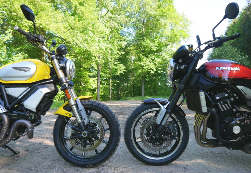 Von Angesicht zu Angesicht: Die SCR 1100 kommt mit 18 Zoll Vorderrad, die  Z900RS setzt auf den klassischen 17 Zöller.