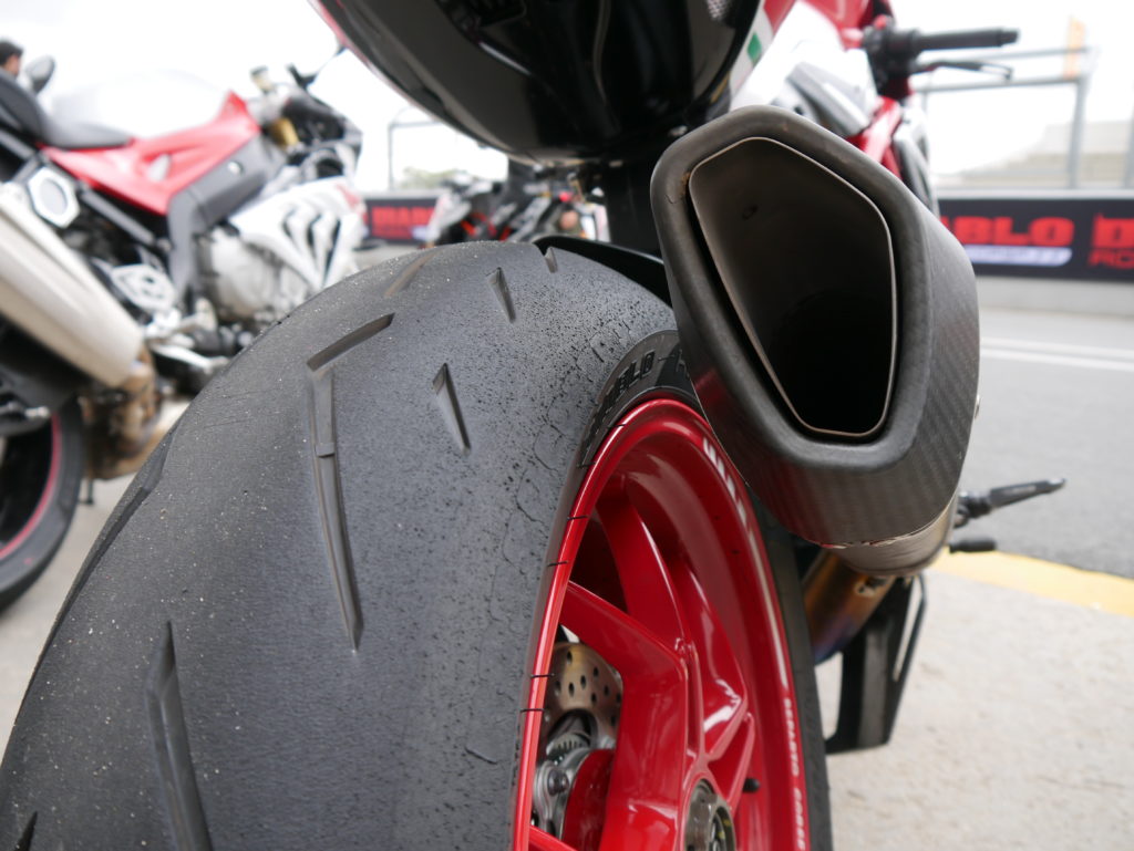 Der 675er Motor der MV Agusta F3 geht erheblich schonender mit Hinterreifen um.