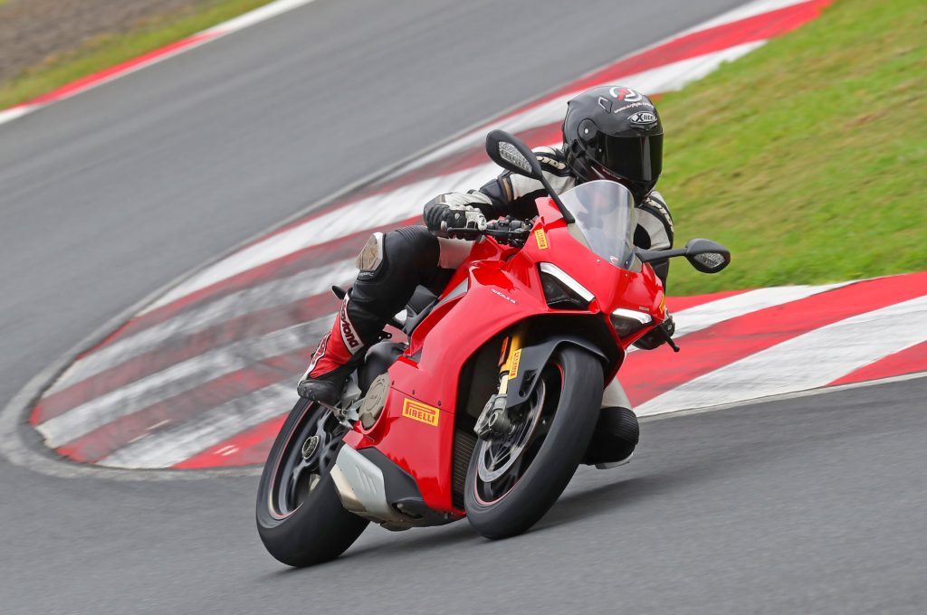 Für die Panigale hatte Pirelli den Diablo Rosso Corsa II auch schon in der Hinterradgröße 200/60 bei der Präsentation dabei. Die Größe harmoniert hervorragend mit der neuen V4, kommt aber erst im Laufe der Saison in den Handel.